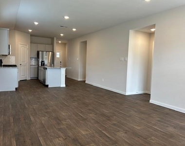 311 Darwin Pl - Photo Thumbnail 6