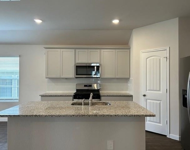 311 Darwin Pl - Photo Thumbnail 3