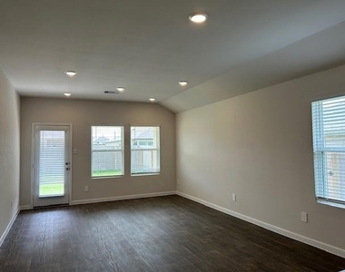 311 Darwin Pl - Photo Thumbnail 8