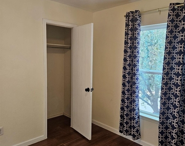 13400 Coomes Dr - Photo Thumbnail 17
