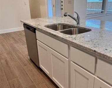 444 Parkline Dr - Photo Thumbnail 6
