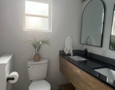 405 East College St - Photo Thumbnail 23