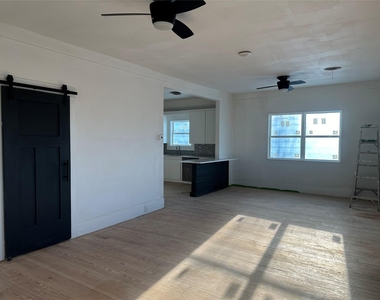 405 East College St - Photo Thumbnail 6