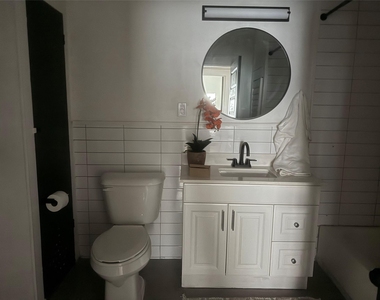 405 East College St - Photo Thumbnail 24