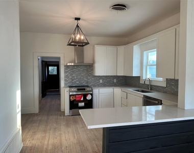 405 East College St - Photo Thumbnail 7