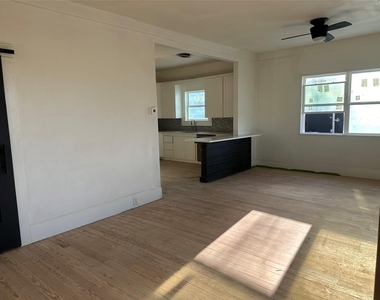 405 East College St - Photo Thumbnail 21