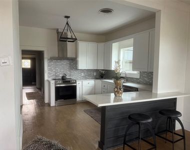 405 East College St - Photo Thumbnail 4