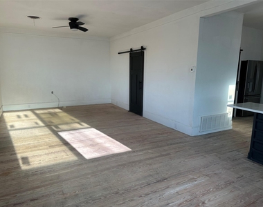 405 East College St - Photo Thumbnail 15