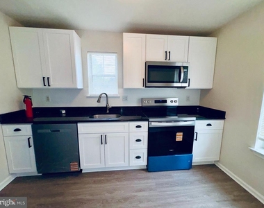 221b Highland Boulevard - Photo Thumbnail 4