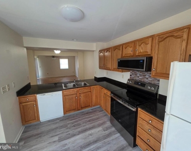 218 218 E North Street - Photo Thumbnail 5