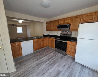218 218 E North Street - Photo Thumbnail 2