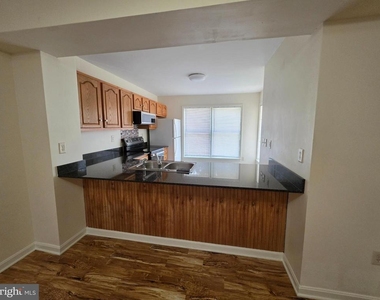 218 218 E North Street - Photo Thumbnail 3
