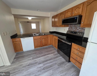 218 218 E North Street - Photo Thumbnail 4