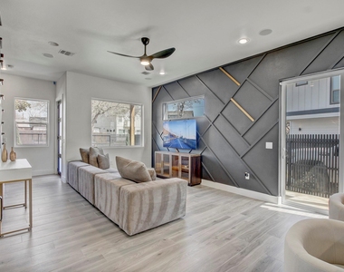 4703 Louis Ave - Photo Thumbnail 7