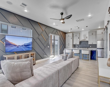 4703 Louis Ave - Photo Thumbnail 4