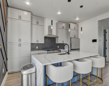 4703 Louis Ave - Photo Thumbnail 9