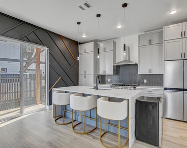4703 Louis Ave - Photo Thumbnail 8