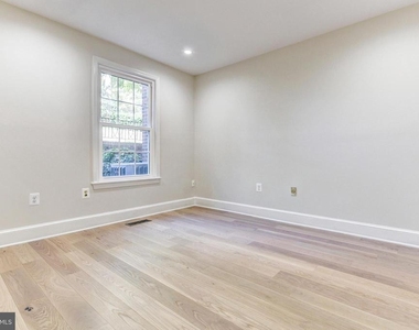 3221 Sutton Place Nw - Photo Thumbnail 5