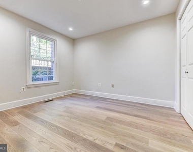 3221 Sutton Place Nw - Photo Thumbnail 4