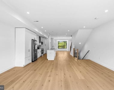 2530 Elvans Road Se - Photo Thumbnail 3