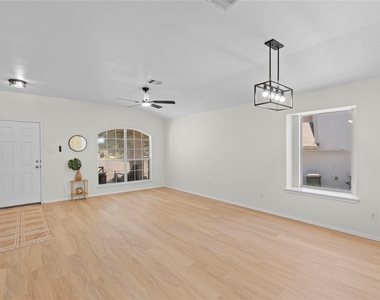 406 Covent Dr - Photo Thumbnail 3