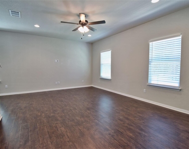 317 Clearlake Dr - Photo Thumbnail 5