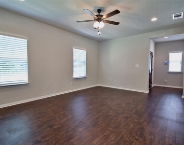 317 Clearlake Dr - Photo Thumbnail 6