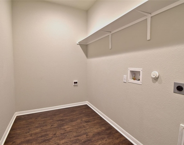 317 Clearlake Dr - Photo Thumbnail 10