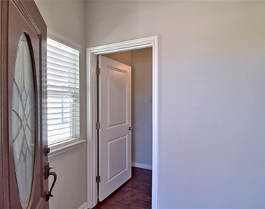 317 Clearlake Dr - Photo Thumbnail 3