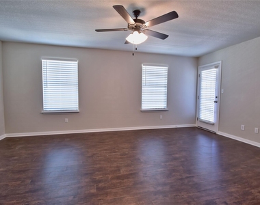 317 Clearlake Dr - Photo Thumbnail 11