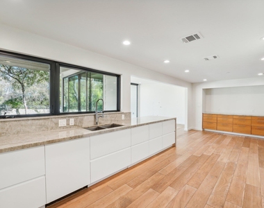 3927 Balcones Dr - Photo Thumbnail 19