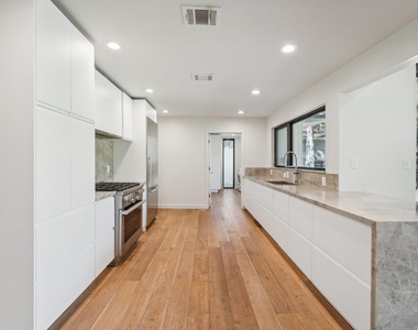3927 Balcones Dr - Photo Thumbnail 21