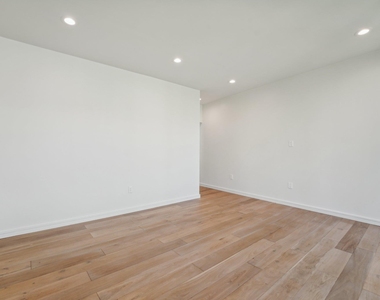 3927 Balcones Dr - Photo Thumbnail 5