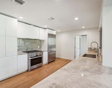 3927 Balcones Dr - Photo Thumbnail 20