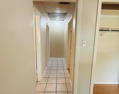 2705 Sherwood Ln - Photo Thumbnail 9