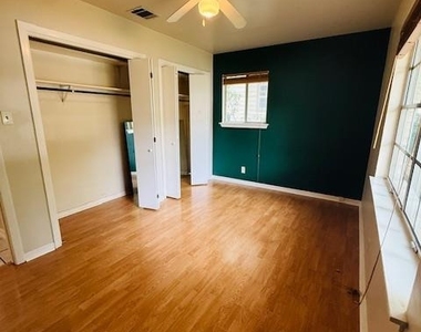 2705 Sherwood Ln - Photo Thumbnail 8