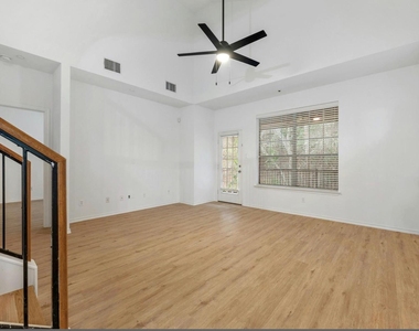 1310 W Parmer Ln - Photo Thumbnail 4