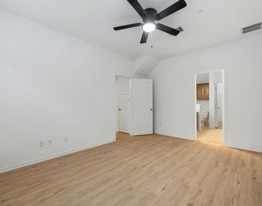 1310 W Parmer Ln - Photo Thumbnail 17