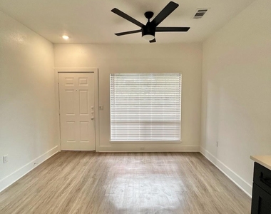 2210 Pearl St - Photo Thumbnail 2