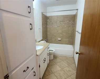 13112 Lamplight Village Ave - Photo Thumbnail 17