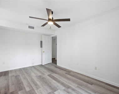 501 W 26th St - Photo Thumbnail 18