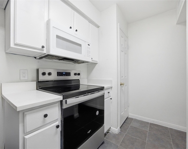 501 W 26th St - Photo Thumbnail 16