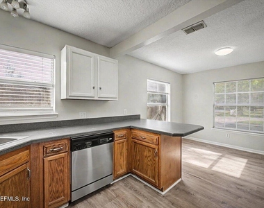 3303 Broadway Avenue - Photo Thumbnail 4