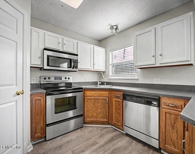 3303 Broadway Avenue - Photo Thumbnail 2