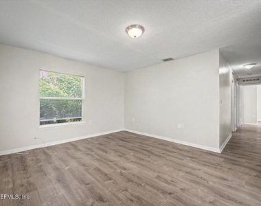 3303 Broadway Avenue - Photo Thumbnail 7