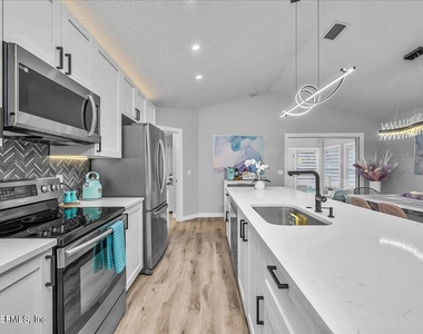 232 Nesmith Avenue - Photo Thumbnail 9
