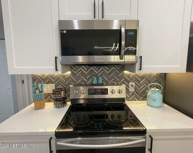 232 Nesmith Avenue - Photo Thumbnail 6