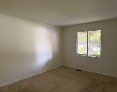 986 West Court - Photo Thumbnail 6