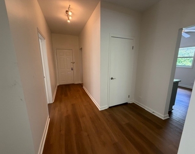 804 W Lakeside Place - Photo Thumbnail 1