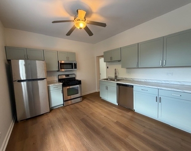 804 W Lakeside Place - Photo Thumbnail 2